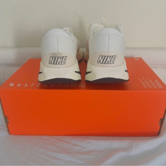 Nike White Athletic Sneakers with Breathable Mesh and Sleek great conditions - Picture 8 of 11